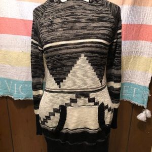 Very cute hoodie pullover to wear with leggings!